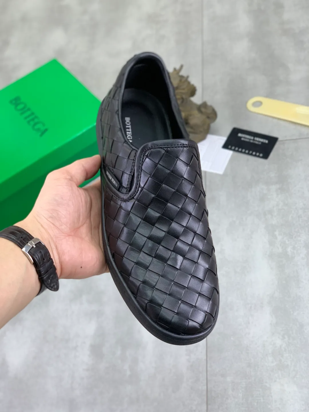 Men's shoes 💰P520 [New model] Water-dyed cow leather 💰High-quality business casual shoes 💎💎💎 BOTTEGA VENETA official website synchronizes the latest top version of BV in the market, accepts material comparison, shoe type comparison, process comparison, practical and textured, versatile and suitable for any occasion, the more you look at it, the more flavorful it becomes. Pure hand-woven craftsmanship - Upper material, hand-woven calfskin imported from Italy 🇮🇹 - High-quality water-dyed cowhide lining - Original private model customized outsole -Size: 39-45 Color: black or brown optional